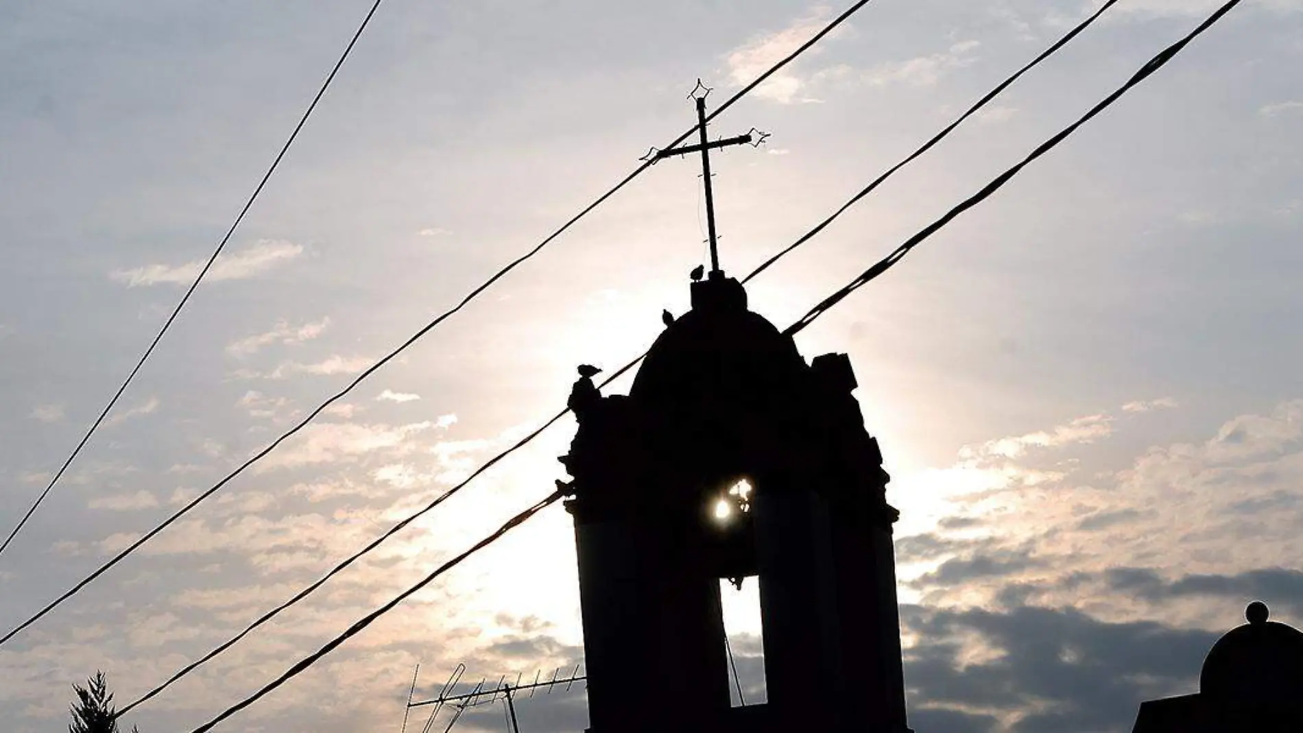 Torre de iglesia durante el amanecer